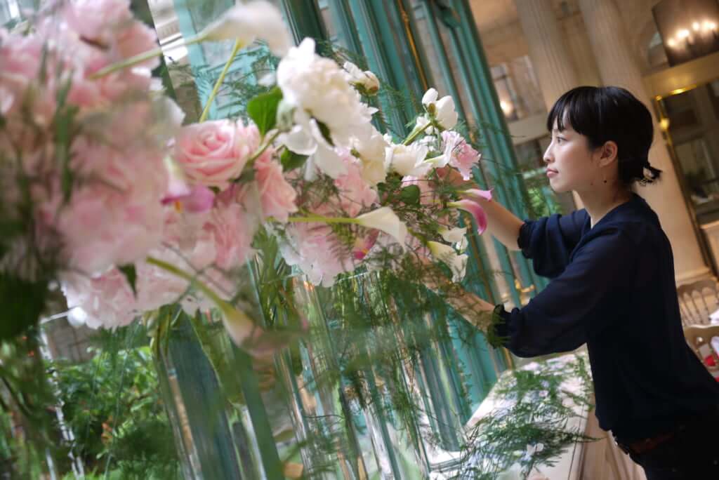 Một nghệ nhân cắm hoa Ikebana ở Pháp