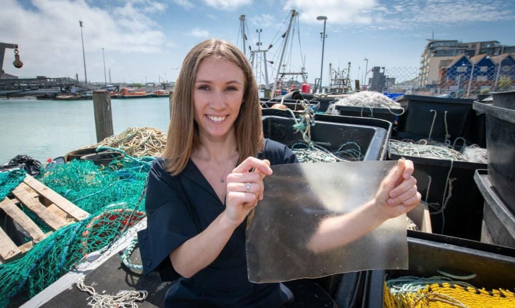 Nhựa được làm từ phế phẩm cá giành giải thưởng quốc tế từ James Dyson Award